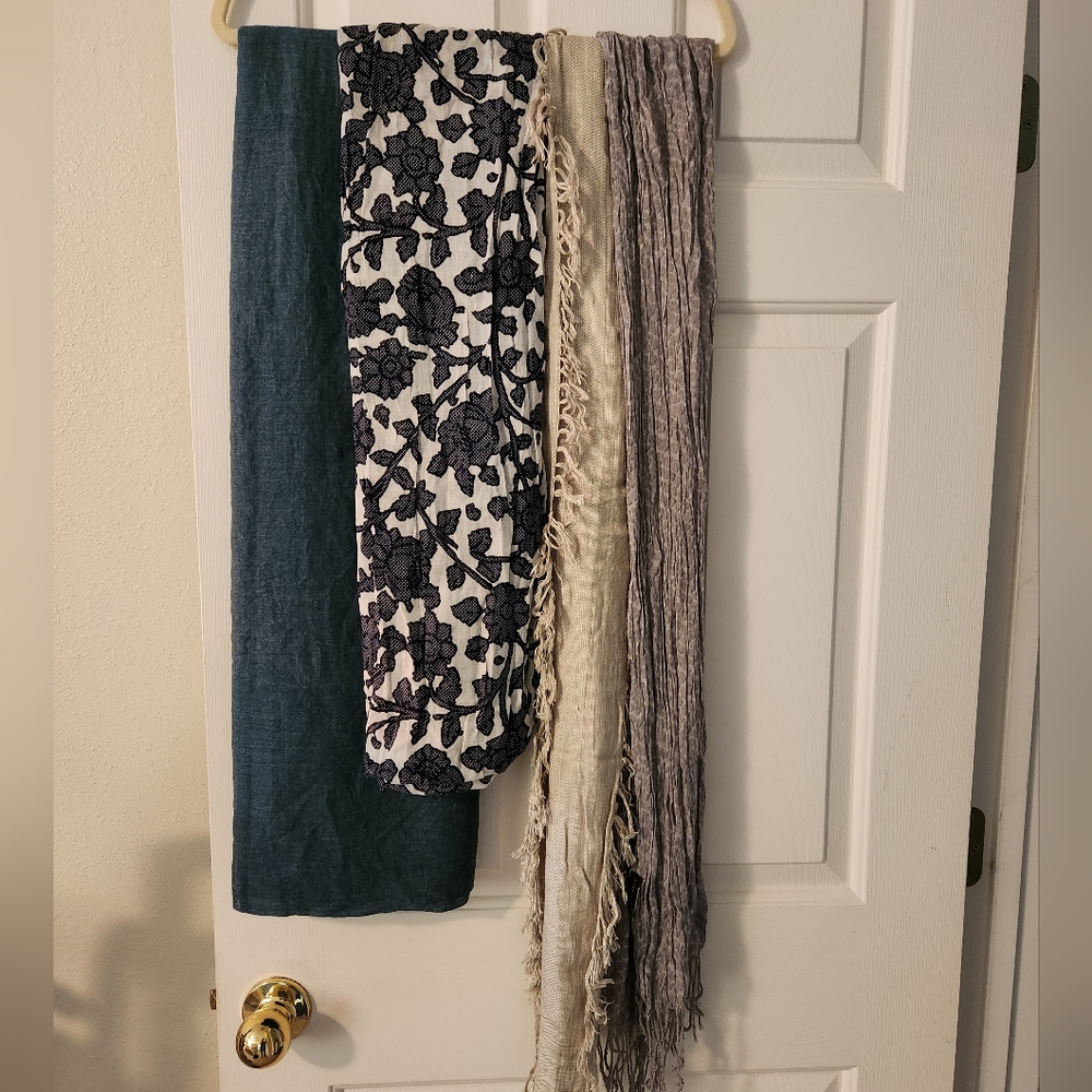 4 Women's Scarves (Loft & Dana Buchman)